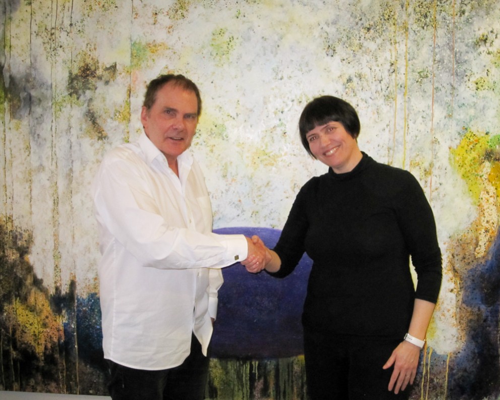 Skrifað undir samning