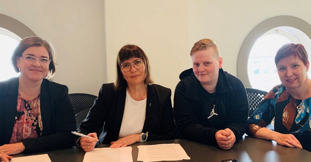 Hluti samninganefndar við undirritun.