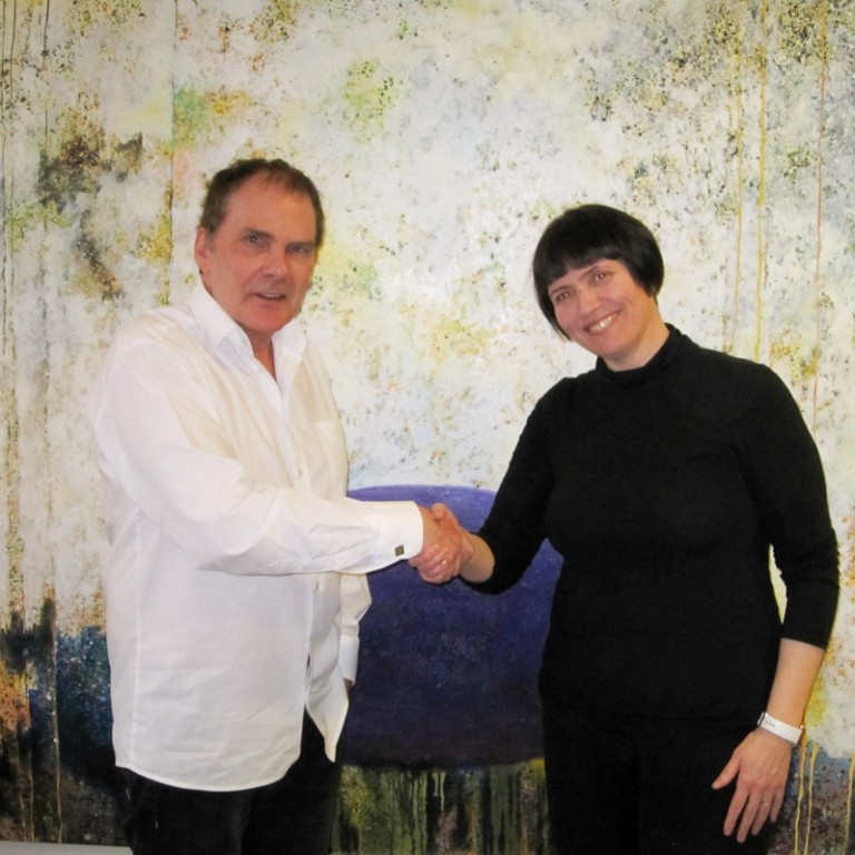 Skrifað undir samning