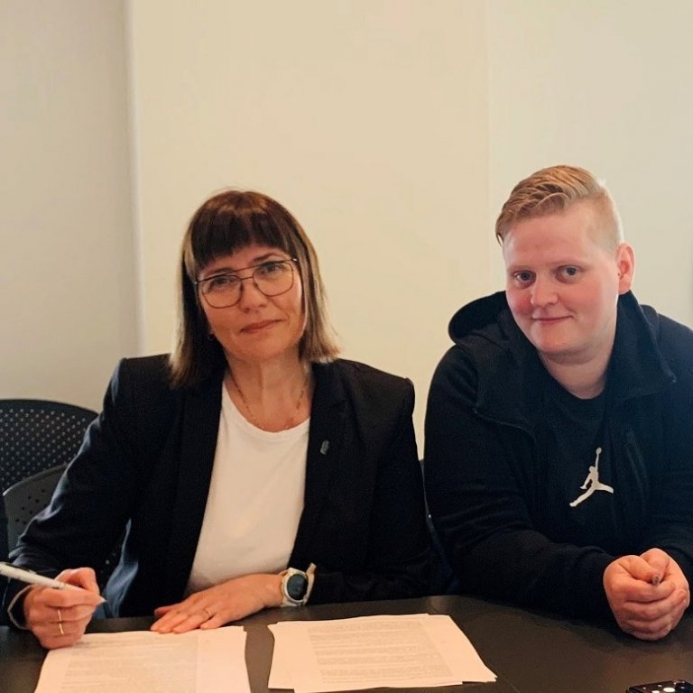 Hluti samninganefndar við undirritun.